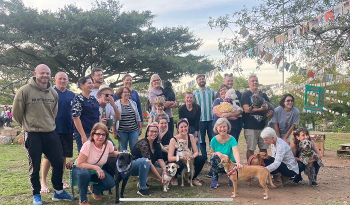 Pessoas reunidas com pets em praça