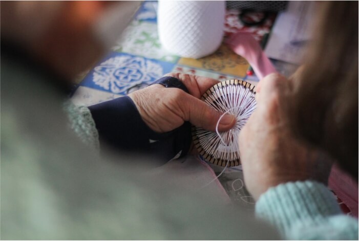 Mãos de mulher fazendo bordado Nhandoti