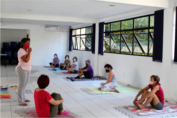 Pessoas fazendo Yoga