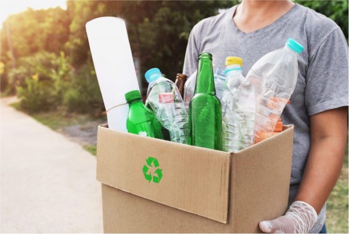 Pessoa com caixa de materiais recicláveis