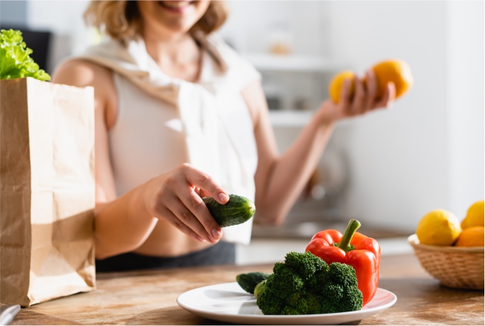 Mulher separando legumes numa cozinha