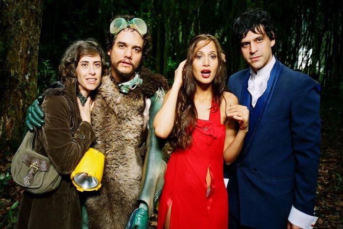 Atores em floresta com expressão de choque