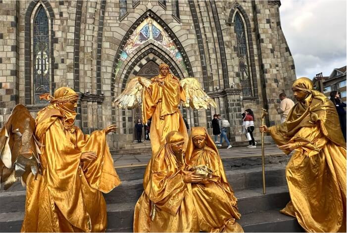 Estátuas em frente à igreja