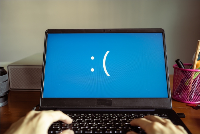 Emoji triste em tela azul no notebook