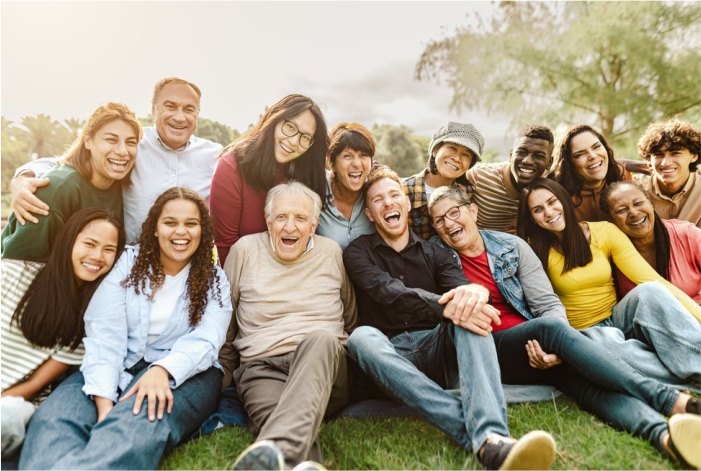 Várias pessoas reunidas e sorrindo