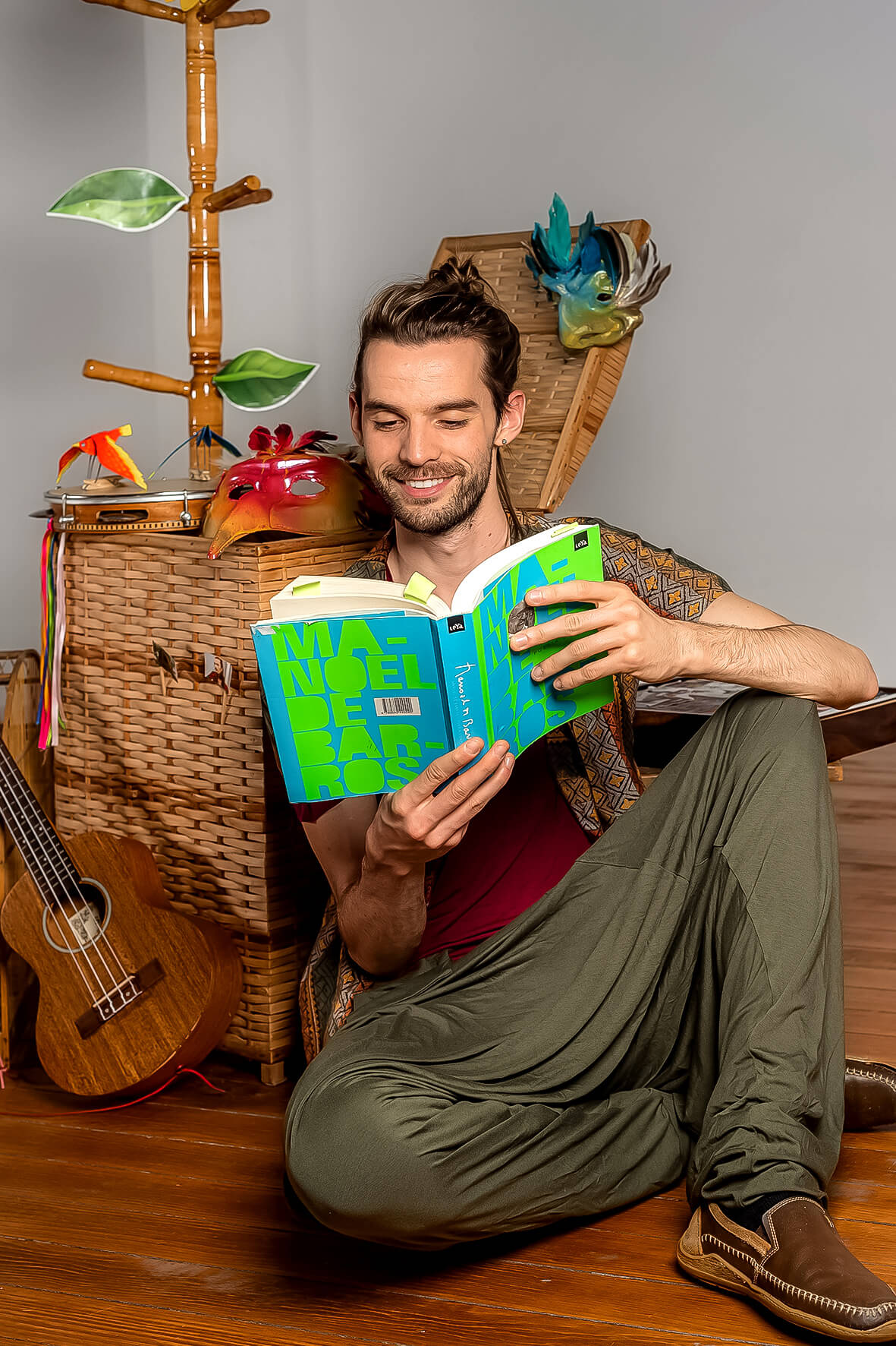 Homem sentado segurando livro