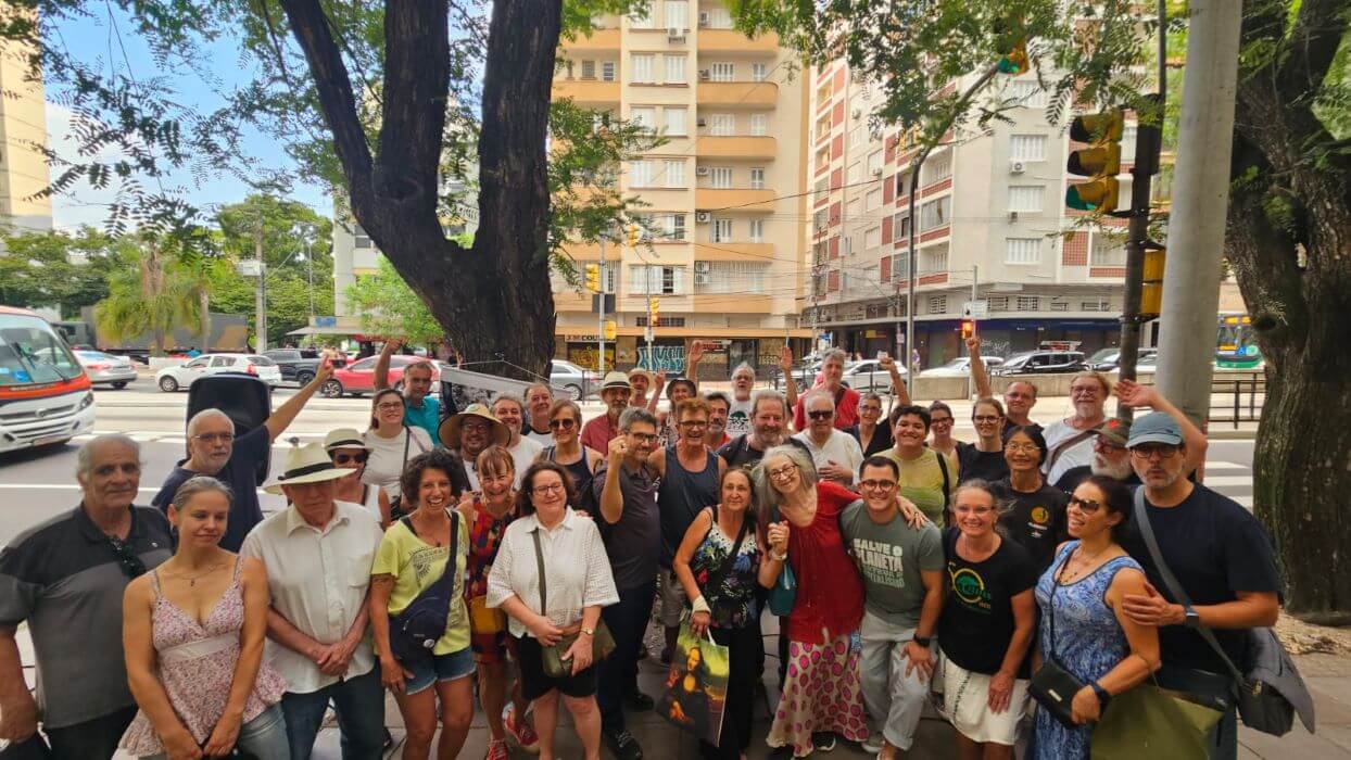 Pessoas reunidas em frente à árvore