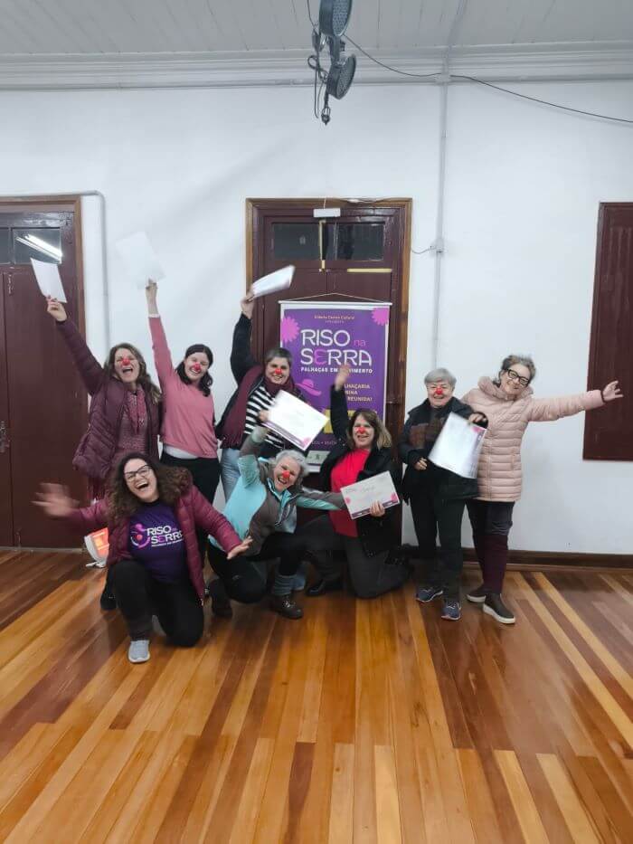 Mulheres com as mãos para cima