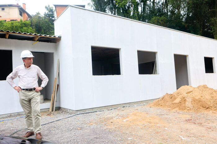 Adiló Didomenico em frente à posto de saúde em construção