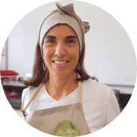 Mulher de avental sorrindo
