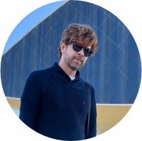 Homem de óculos escuros