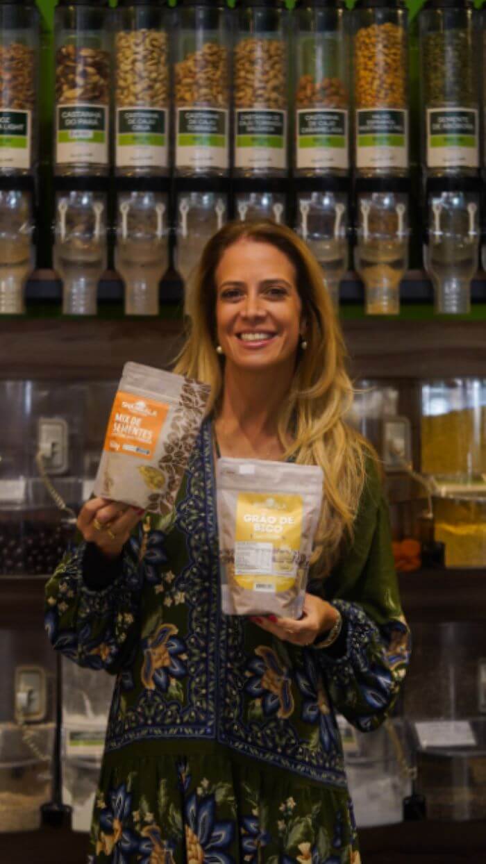 Mulher segurando produtos Shambala Naturais