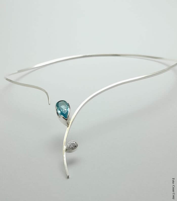 Joia sobre fundo branco