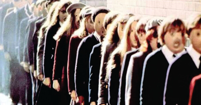 Crianças em fila usando máscaras