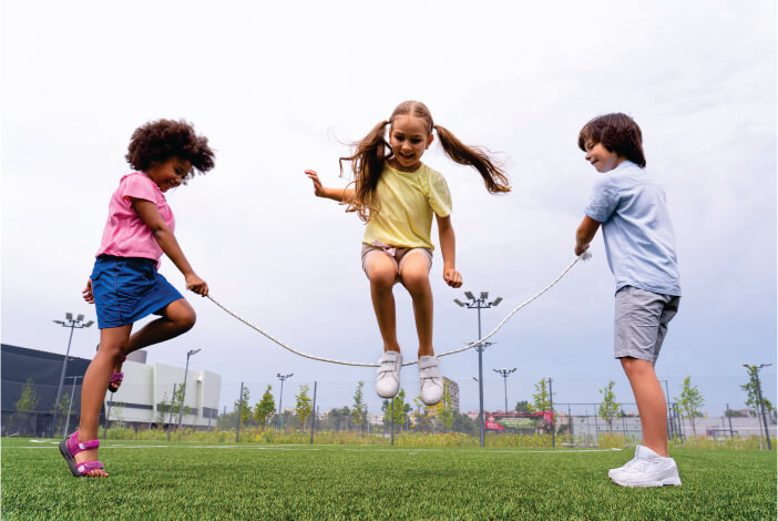 Crianças pulando corda