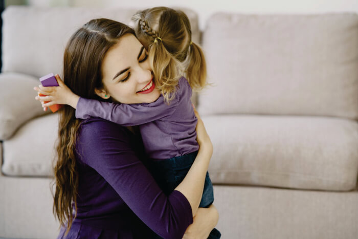 Mãe abraçando a filha