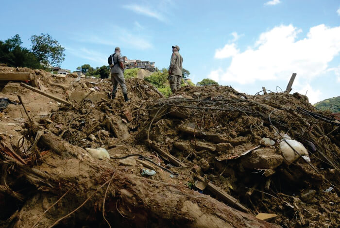 Dois homens sobre desabamento de terra