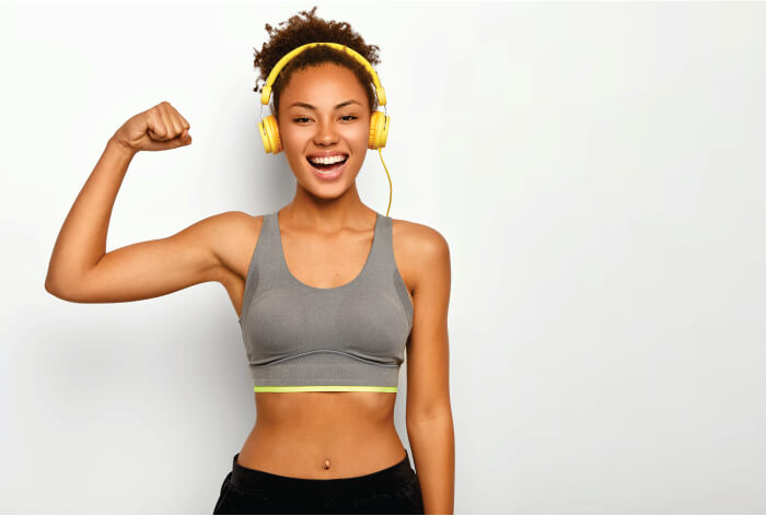 Mulher em roupa esportiva sorrindo