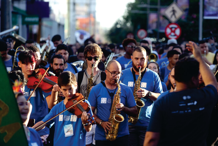 Pessoas tocando instrumentos na rua