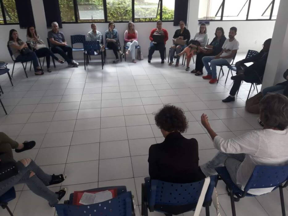 Pessoas sentadas em círculo 