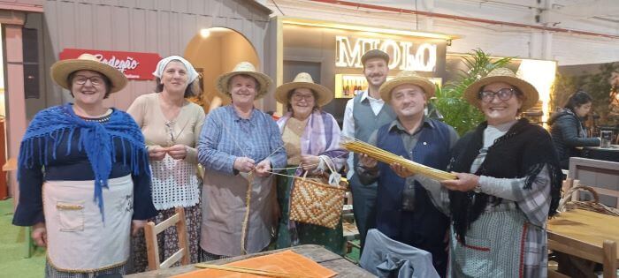 Artesãos segurando materiais de artesanato 
