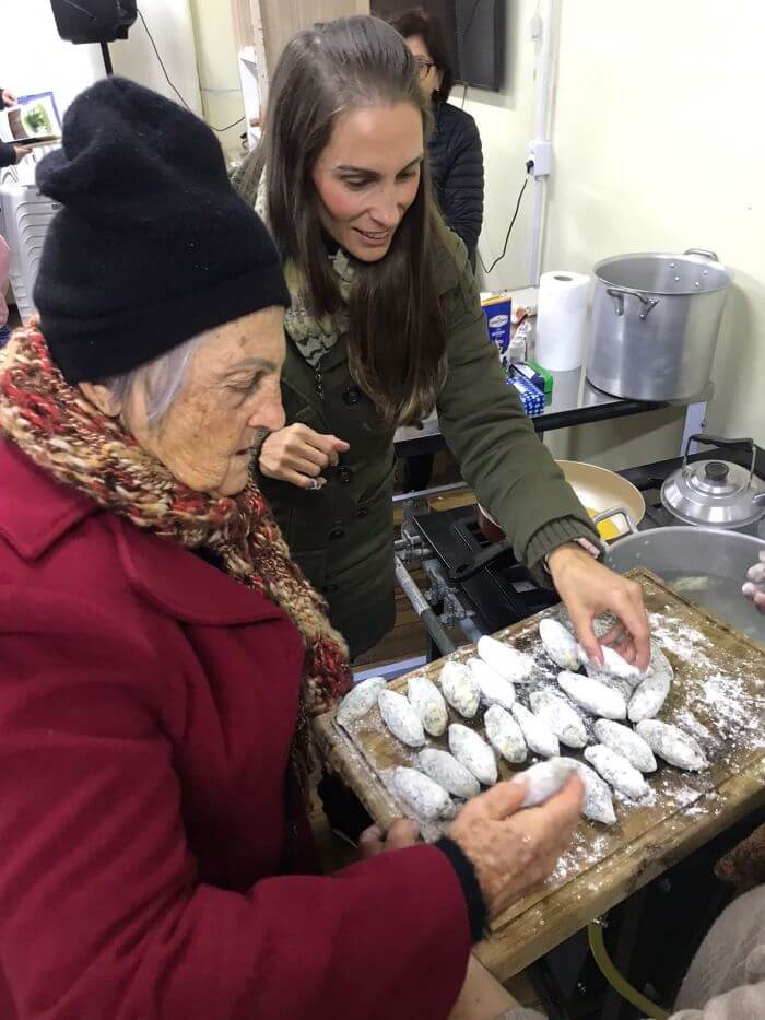 Mulheres preparando doce
