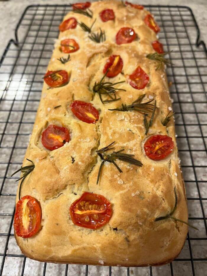 Focaccia decorada com tomates cereja 