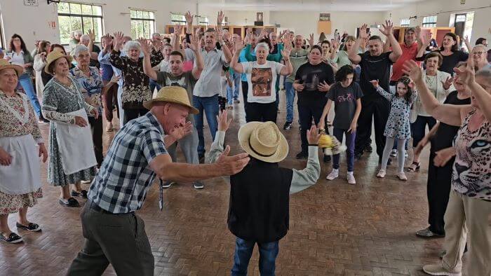 Pessoas dançando em salão 
