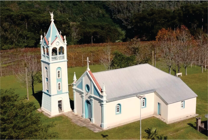 Capela branca em área verde