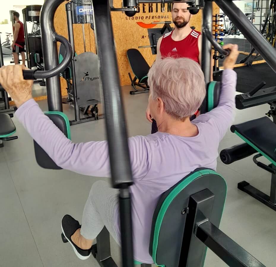 Homem observando senhora praticando exercício físico