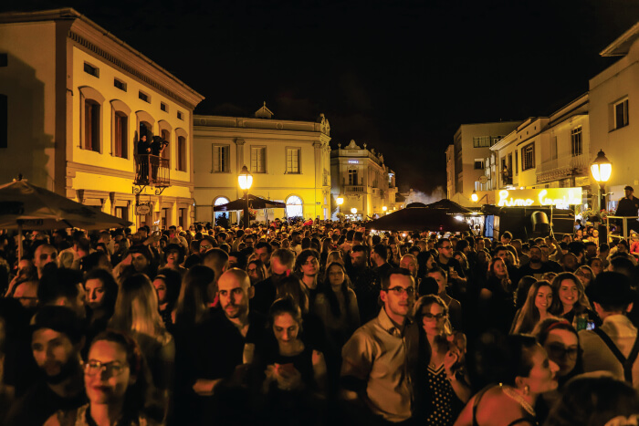 Multidão de pessoas na rua à noite