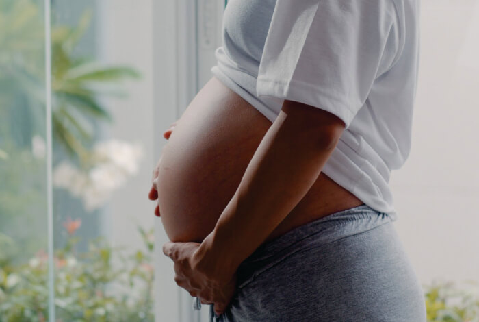 Grávida segurando a barriga