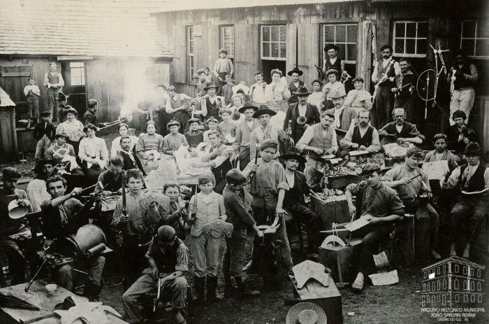 Imigrantes produzindo utensílios