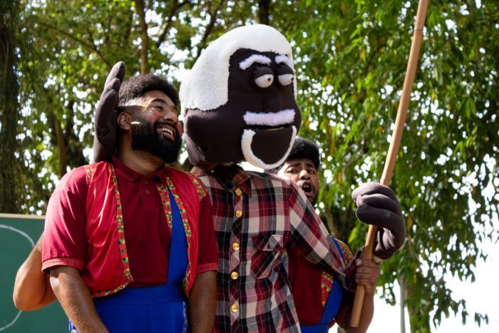 Homem ao lado de Lanceiro Negro