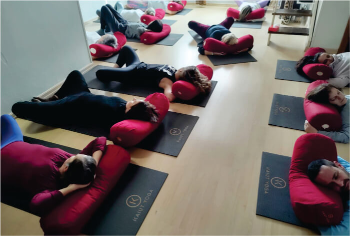 Pessoas praticando kaiut yoga