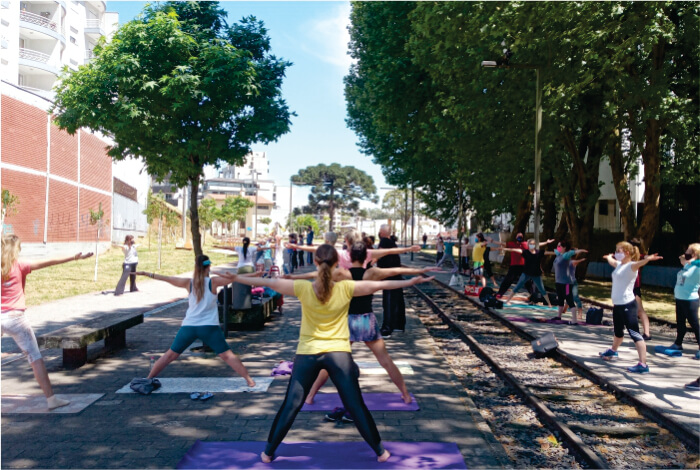 Pessoas praticando kaiut yoga em praça