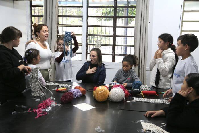 Mulheres e crianças em oficina de arte