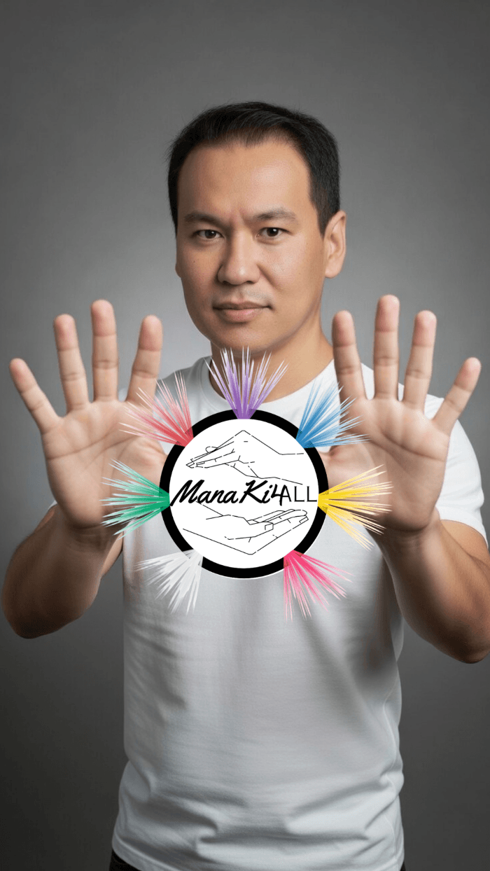 Homem com as palmas das mãos viradas para a câmera