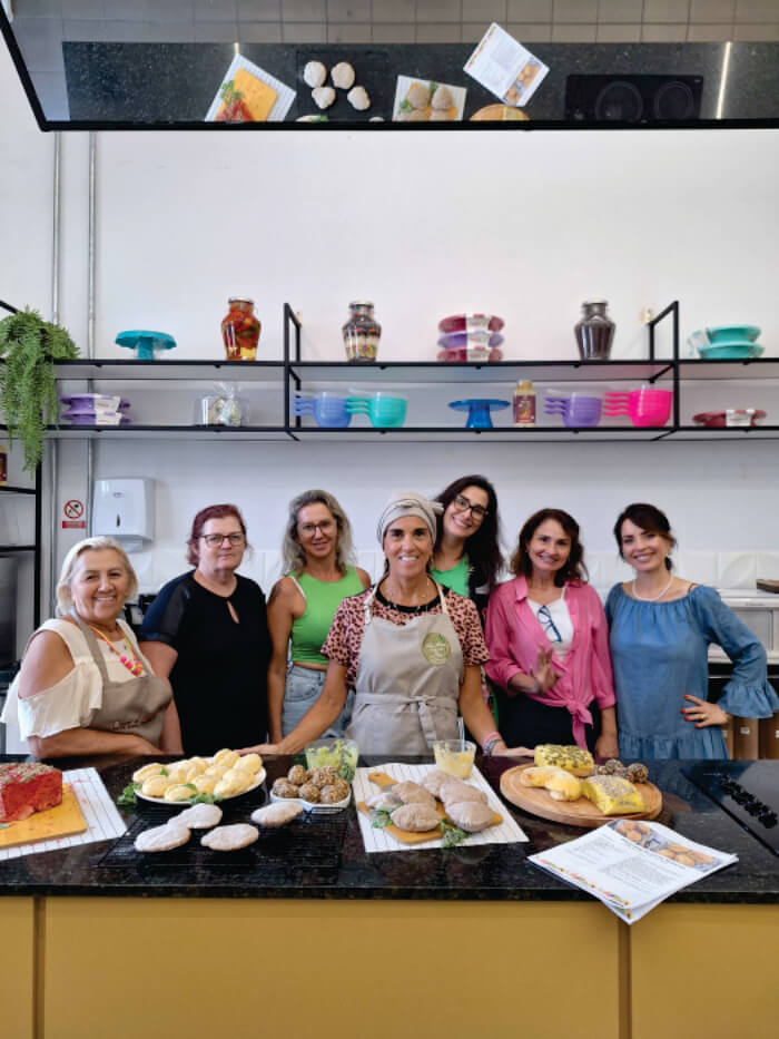 Pessoas abraçadas em workshop de gastronomia