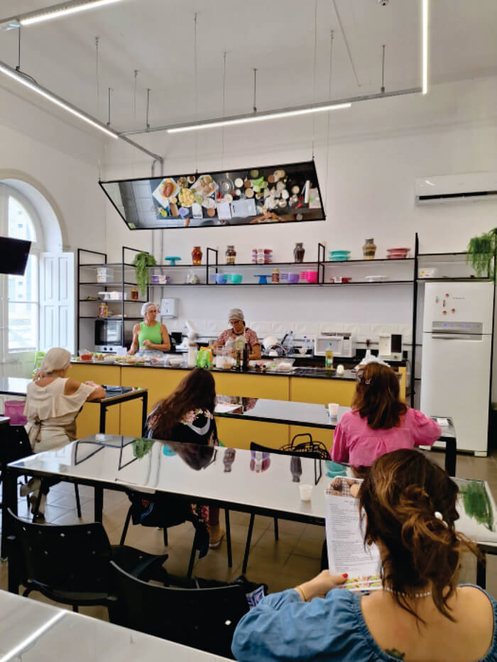 Pessoas em workshop de gastronomia