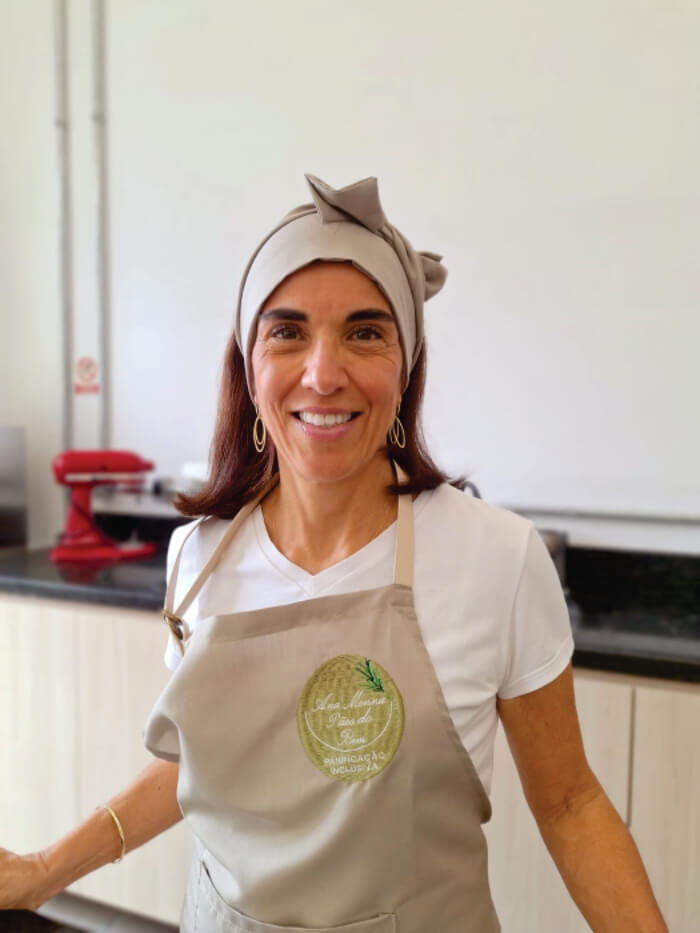 Mulher de avental sorrindo