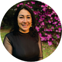 Mulher sorrindo em jardim