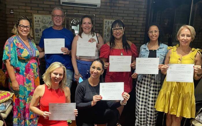 Pessoas segurando certificado