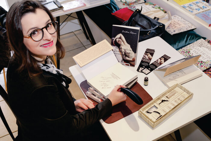 Mulher dando autógrafos