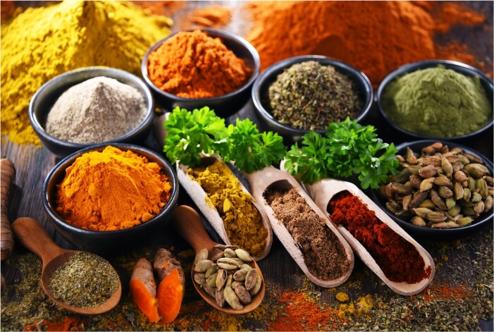 Diversas especiarias sobre mesa