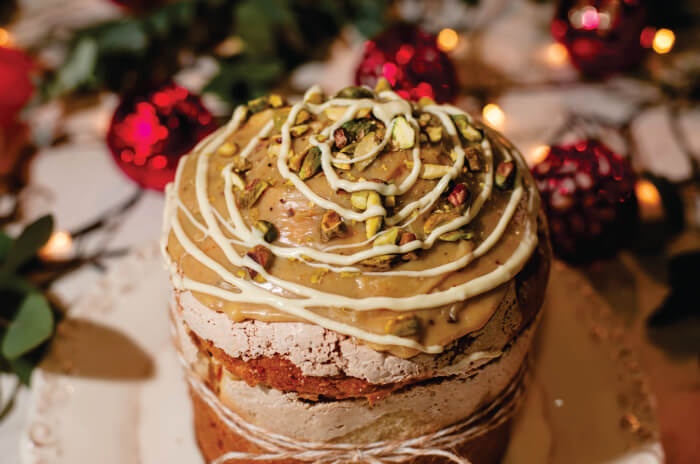 Panetone em cima de mesa com decoração natalina