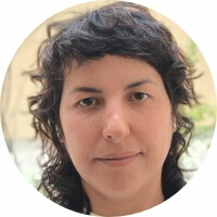 Mulher olhando para câmera