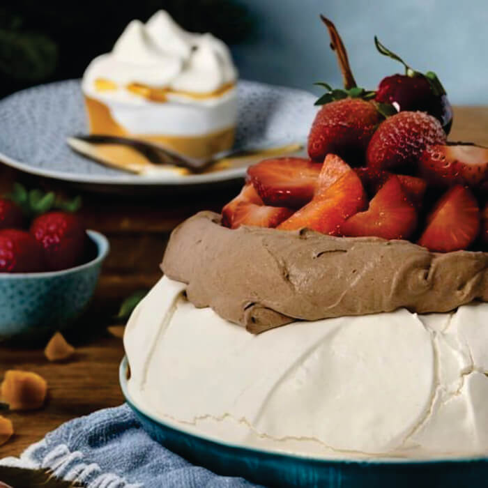 Pavlova com frutas em cima