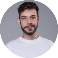 Homem de camiseta branca sorrindo