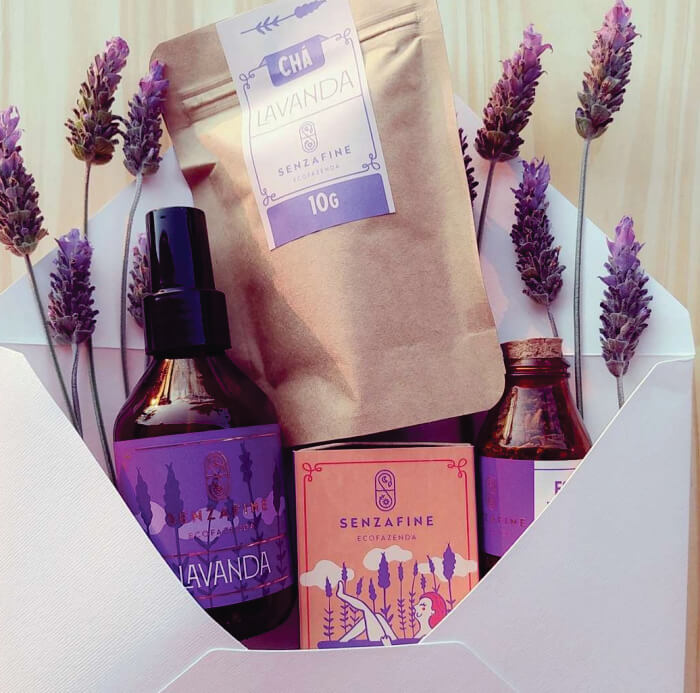 Caixa com diversos produtos de lavanda e flores de lavanda